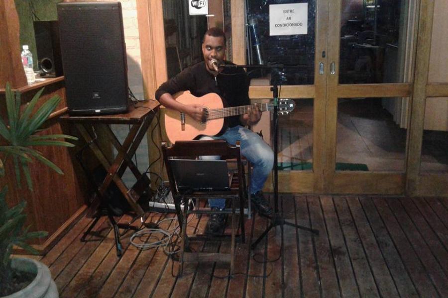 ARTISTA,MUSICO CANTOR,VIOLONISTA,PAGODEIRO