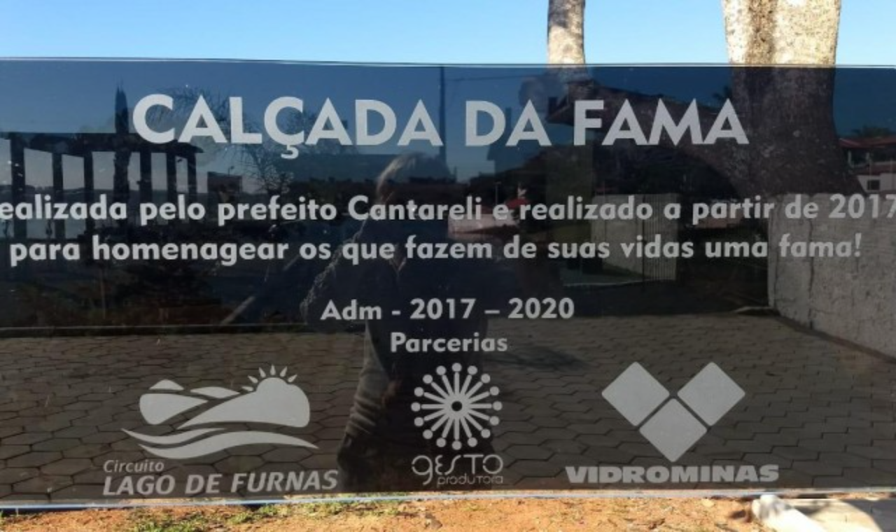 CALÇADA DA FAMA EM FAMA MG